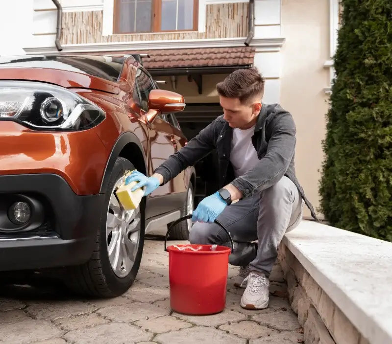 Lavage auto à domicile Sauvian : professionnel intervenant sur un véhicule